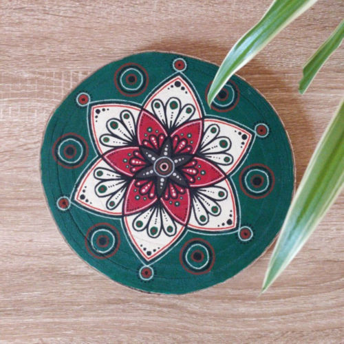 peinture acrylique sur rondin de bois, représentant un mandala