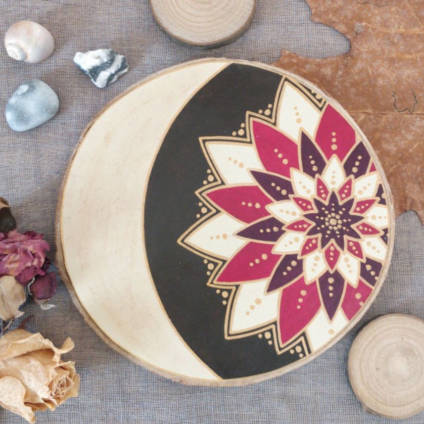 Peinture mandala "Magenta écru" - Grand rondin