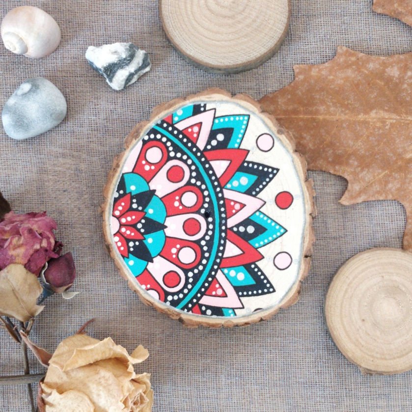 Peinture mandala "Rose, rouge, turquoise" - Petit rondin