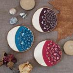 Peintures mandala sur petits rondins