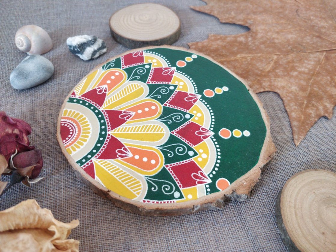 Peinture mandala "Rouge, jaune, vert" - Rondin moyen – Image 3