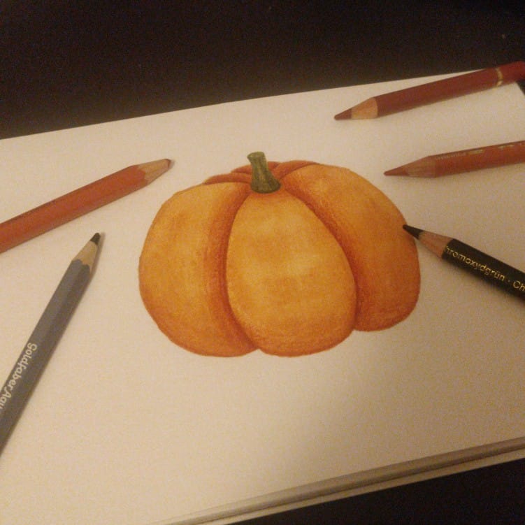 Citrouille dessiné à la main aux crayons aquarellables et crayons de couleurs
