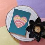 Carte postale "De tout mon coeur", illustrée par un coeur en motif mandala