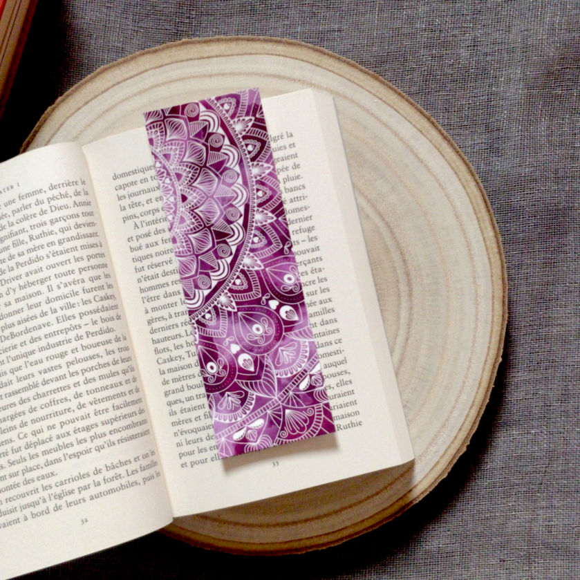 Marque-page mandala comparé à la taille d'un livre de poche